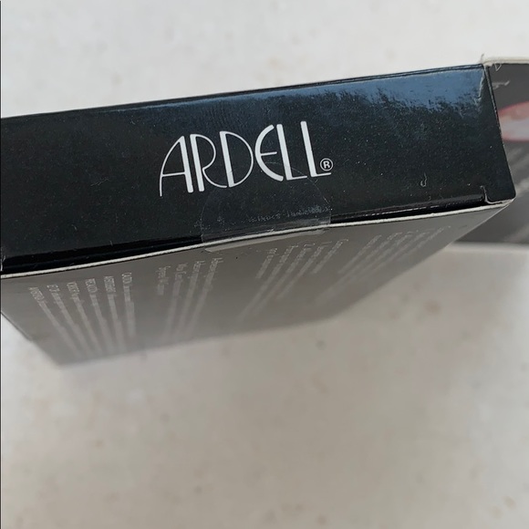 Ardell 105 Press On Lashes w/ Applicator - Picture 7 of 8